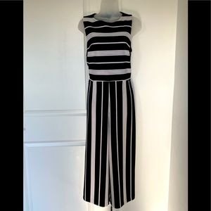 Beautiful black and white striped jumper with side pockets. Top half is lined.